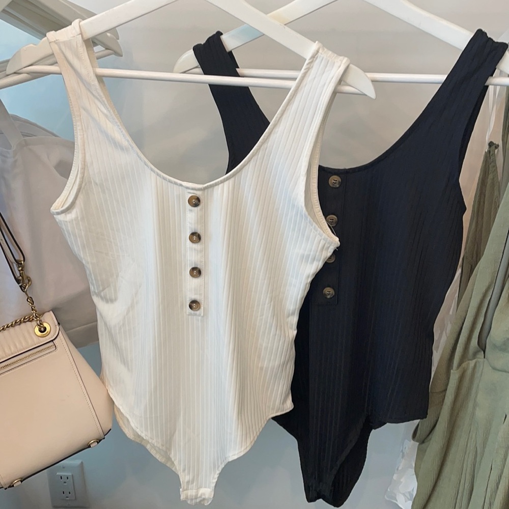 2 bodysuits
